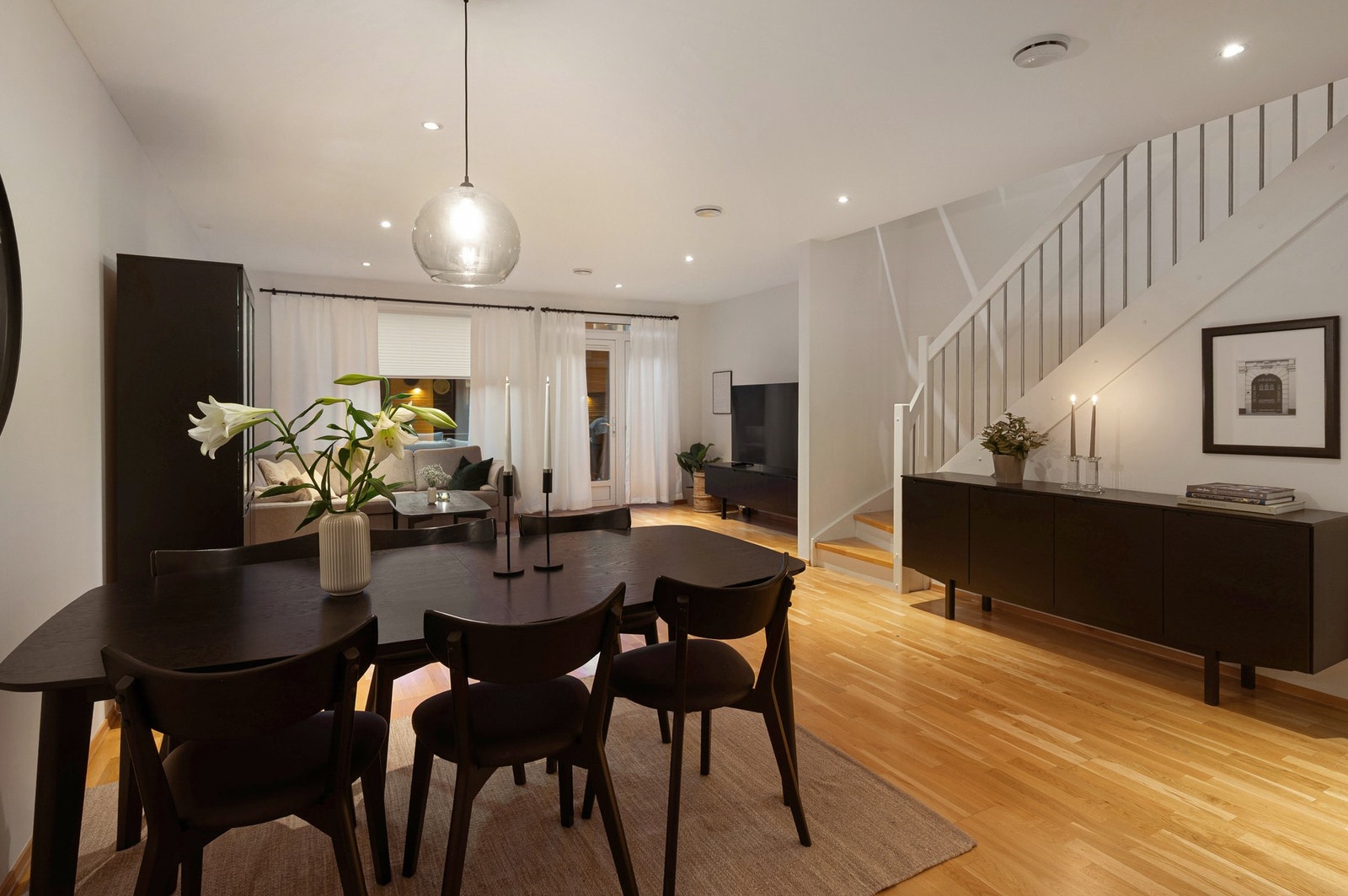 Boligen har fjernvarme og balansert ventilasjon som gir en effektiv oppvarming og et sunt inneklima året rundt. Vannbåren varme i hele 1. etasje. Galleribilde