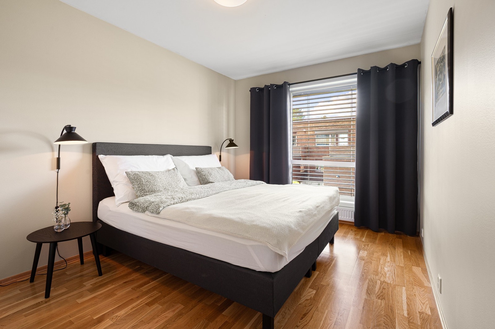 Soverom 1 måler hele 12,9m². Elektrisk solskjerming i vindu. Galleribilde