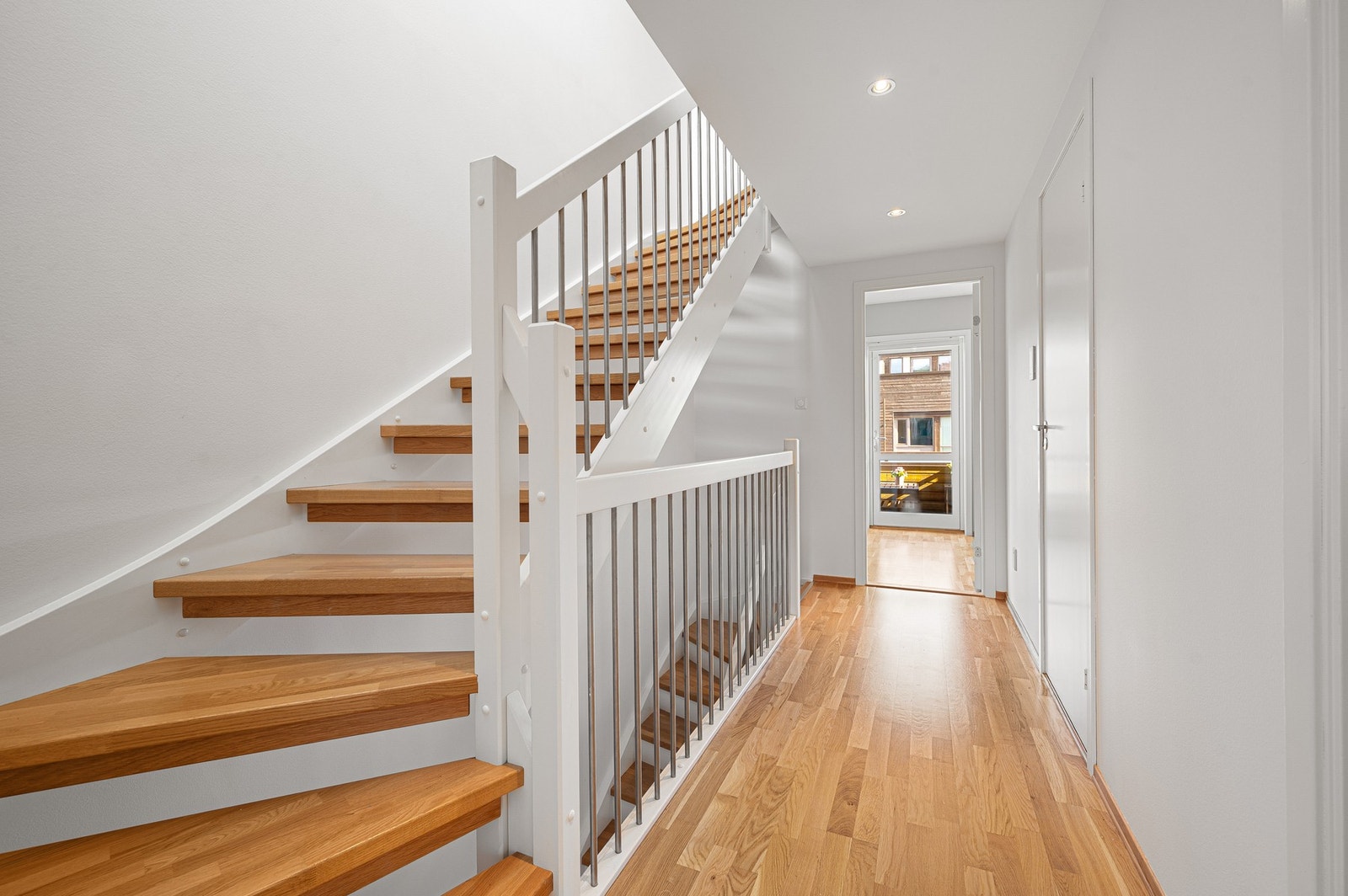 2.etasje består av et romslig bad, gang m/trapp, 3 gode soverom og utgang til balkong med morgen/formiddagssol. Galleribilde