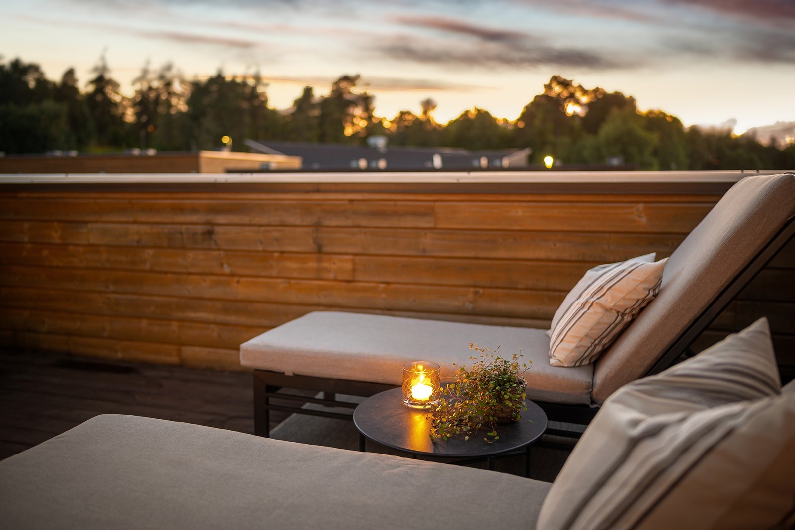 Takterrassen er skjermet uten innsyn fra foranliggende rekkehus. Galleribilde