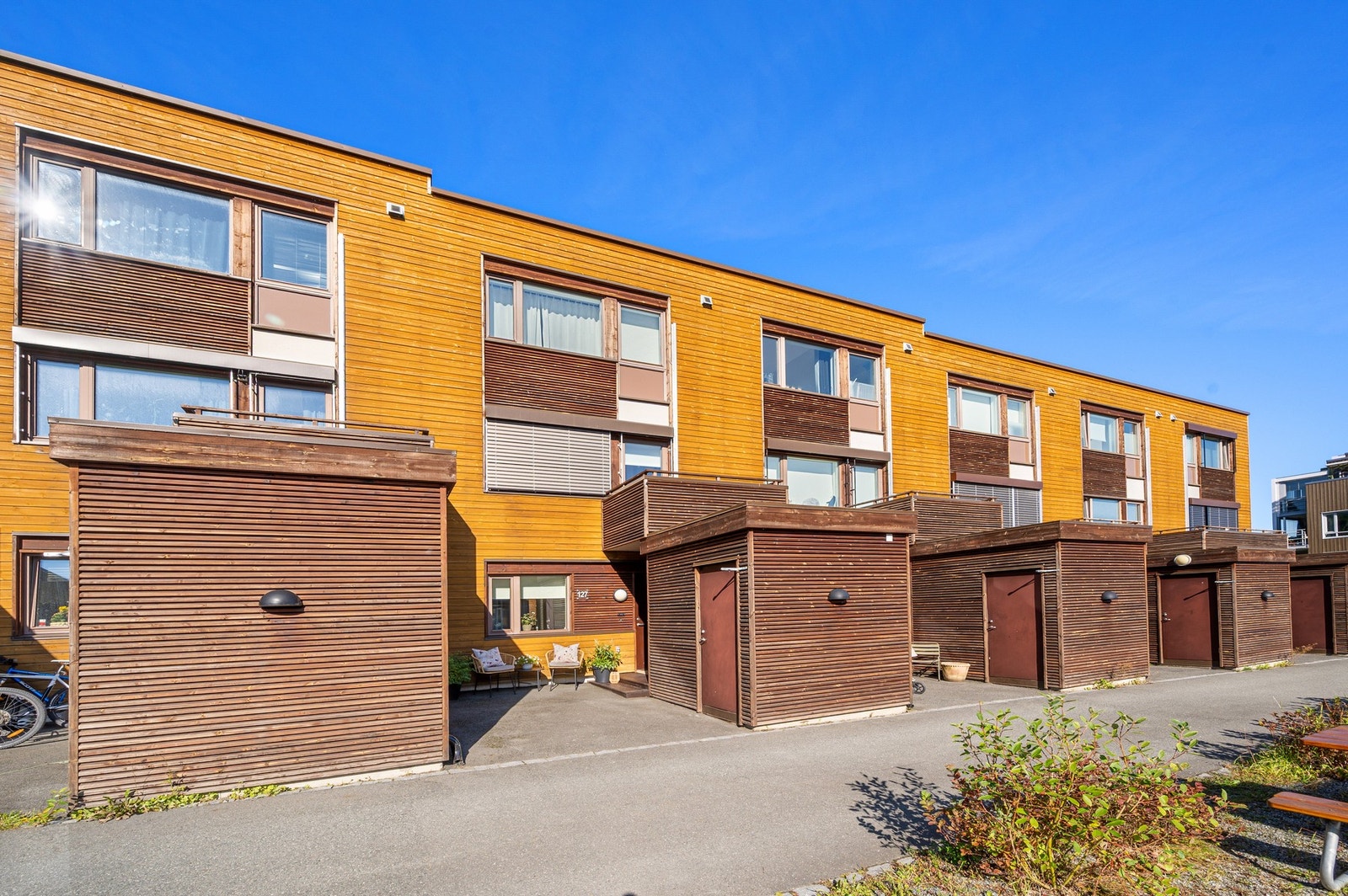 Rekkehuset har en svært god intern beliggenhet i blindveg. Her kan de minste farte fritt mellom huset og lekeplassene i området. Galleribilde