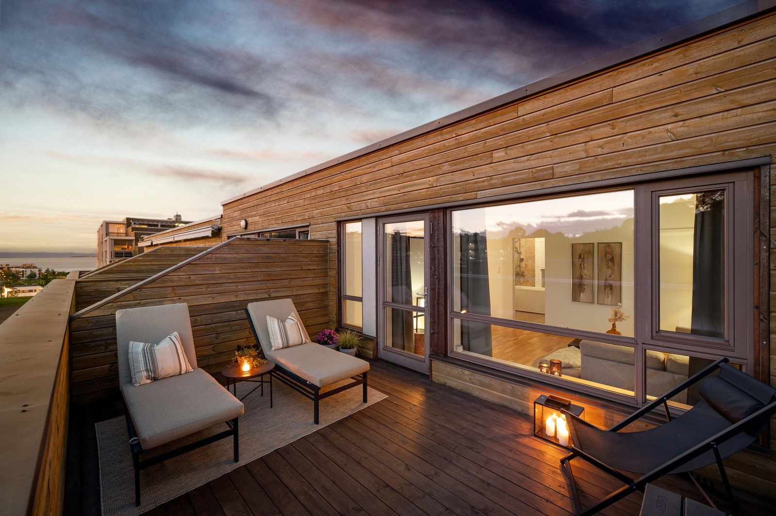 På sommerkvelder kan man nyte det flotte fargespillet på himmelen. Galleribilde