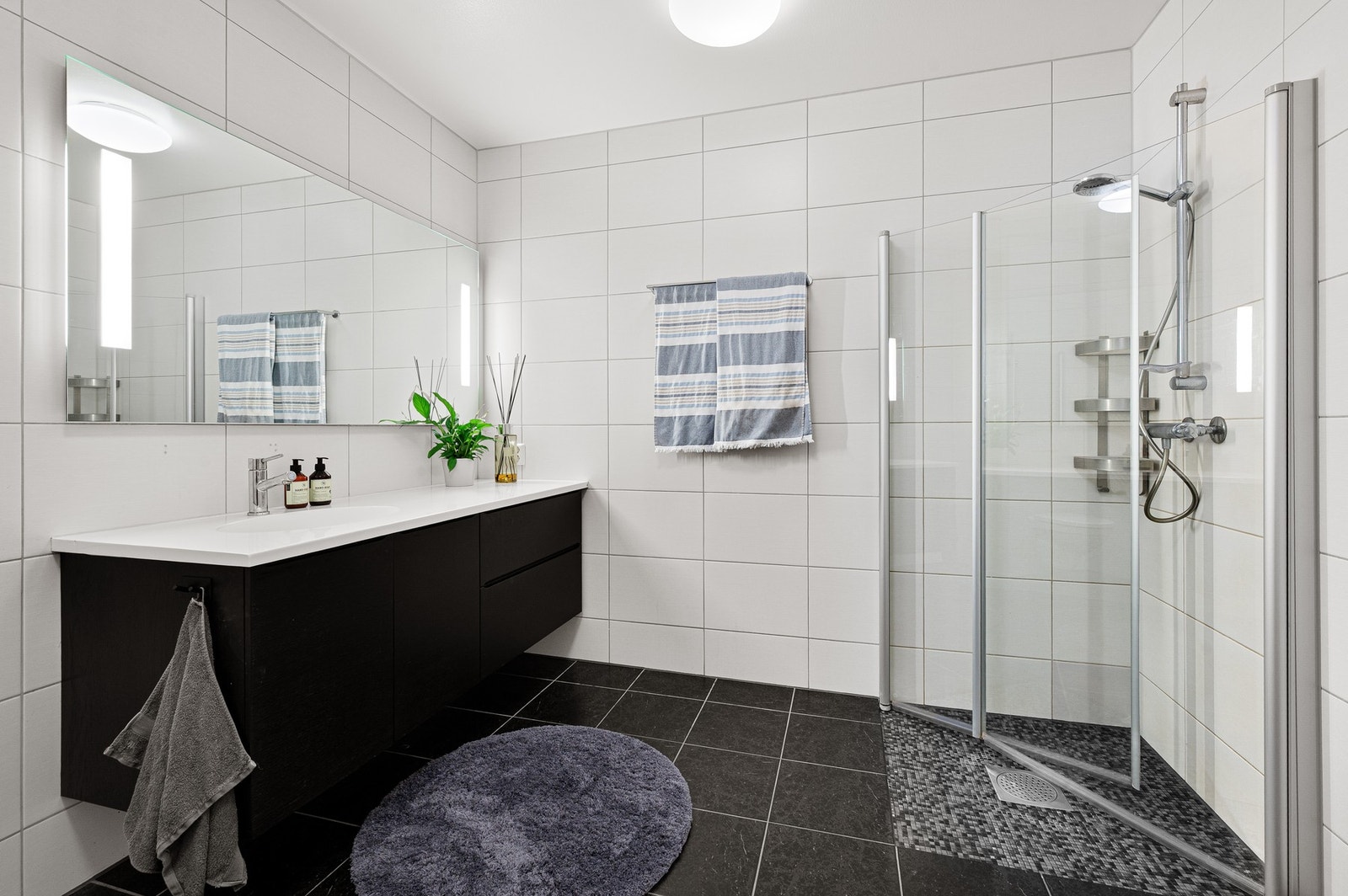 Badet måler hele 7,6m² og oppleves romslig og innbydende. Galleribilde