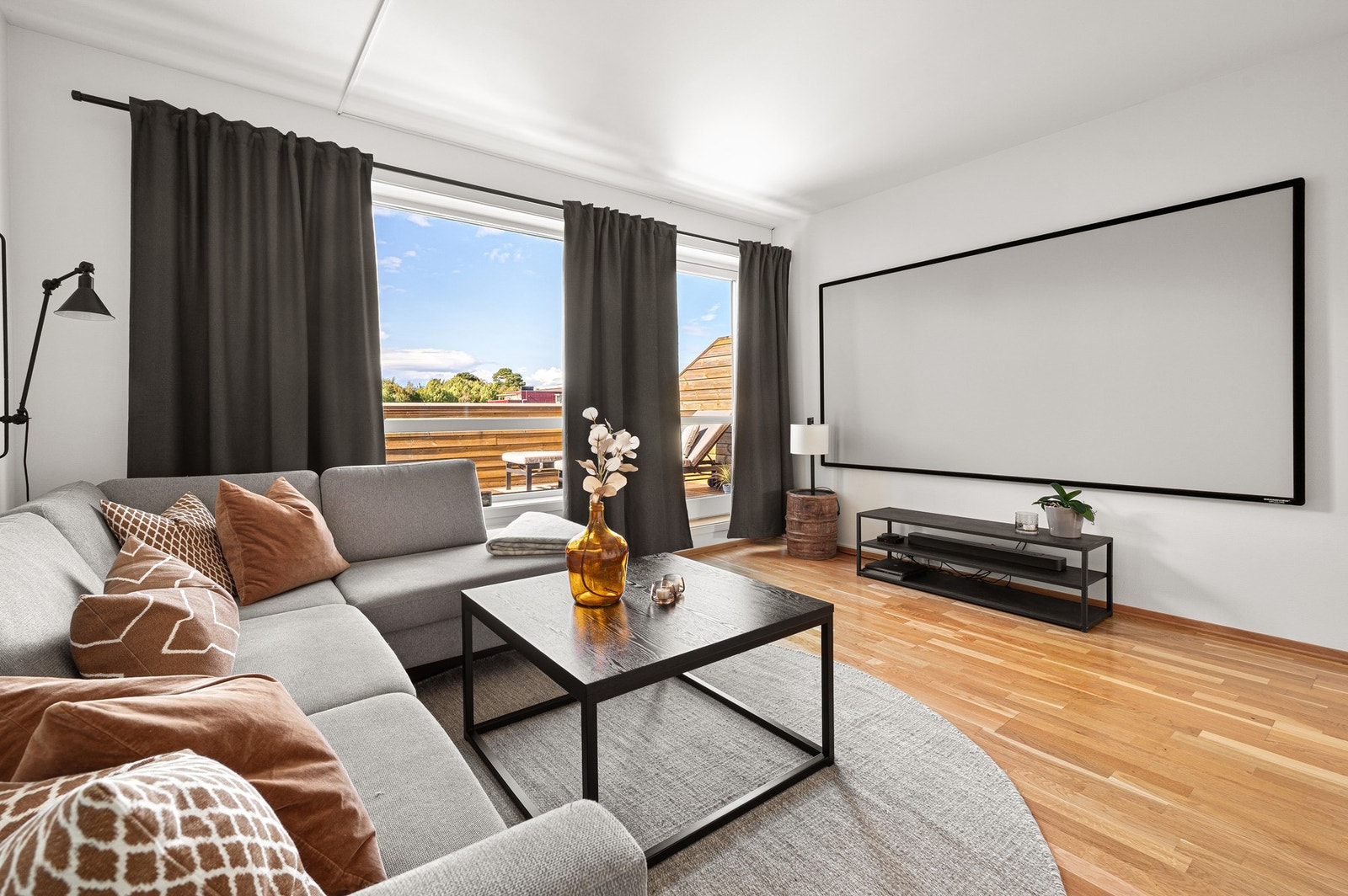 Fra loftstuen er det også utgang til en flott takterrasse. Galleribilde