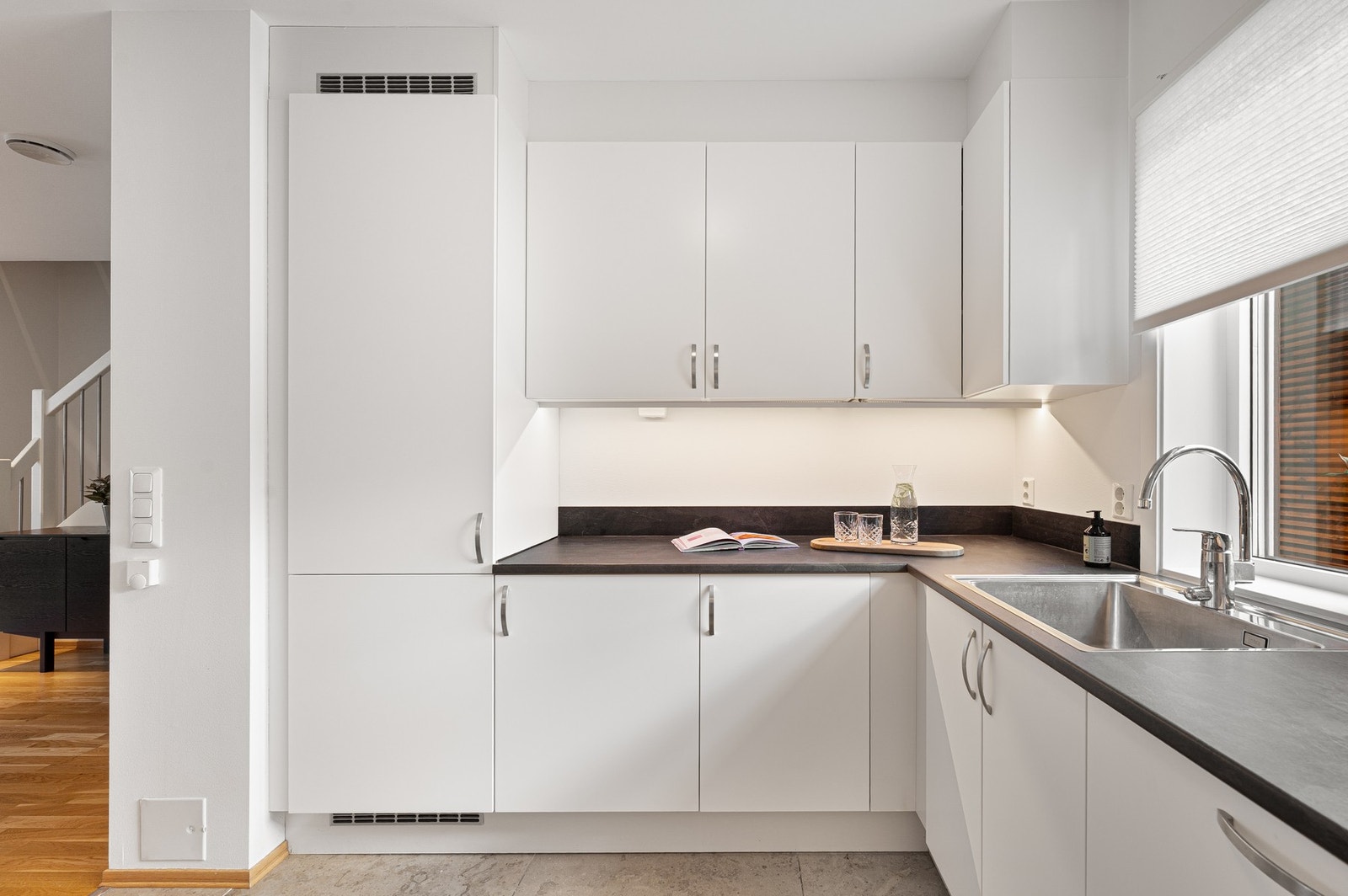 Rikelig med skap- og benkeplass. Benkeplater, fronter og vask ble byttet så sent som i 2024 i regi av Kjøkkenfornyeren AS. Galleribilde