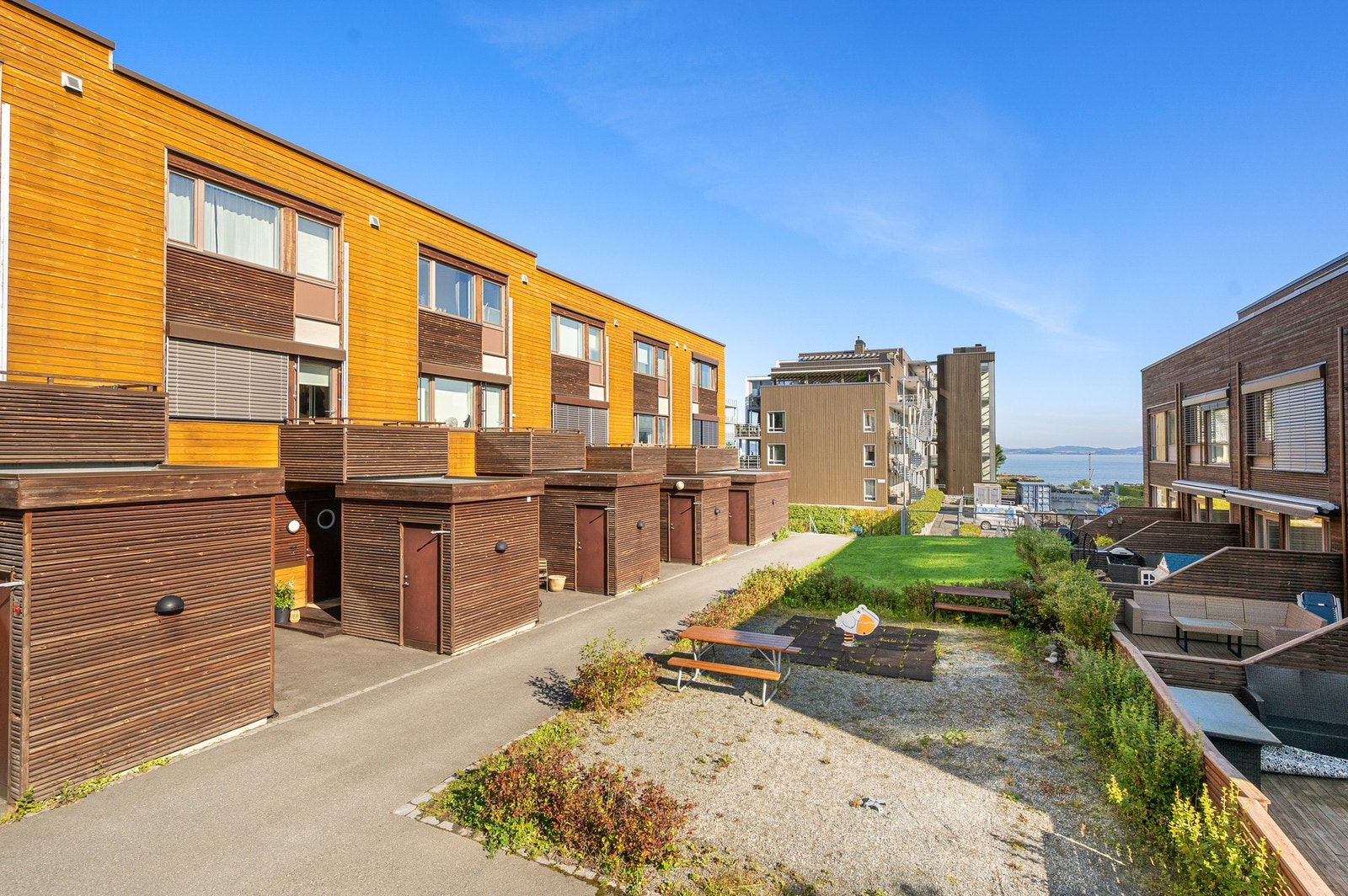 Området har gode rekreasjonsområder både sommer og vinter. Det er kort vei til fine turstier i Estenstadmarka og Ladestien, samt flere bademuligheter. I tillegg er det kort vei til sentrumskjernen av Trondheim med alle fasiliteter. Galleribilde