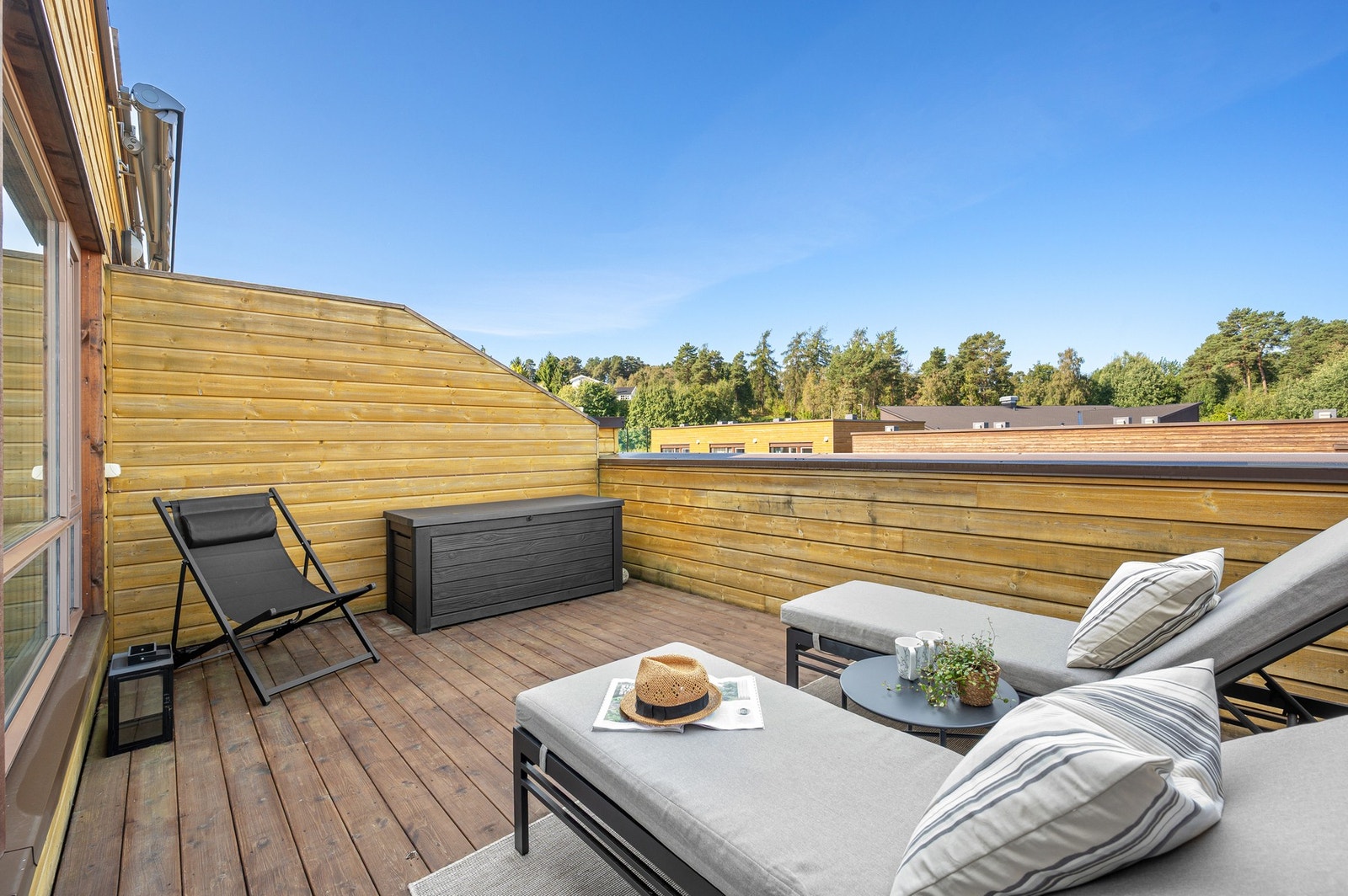 Boligen har svært gode uteområder hvor hele familien og venner kan samles. God plass til ønsket utemøblement. Galleribilde