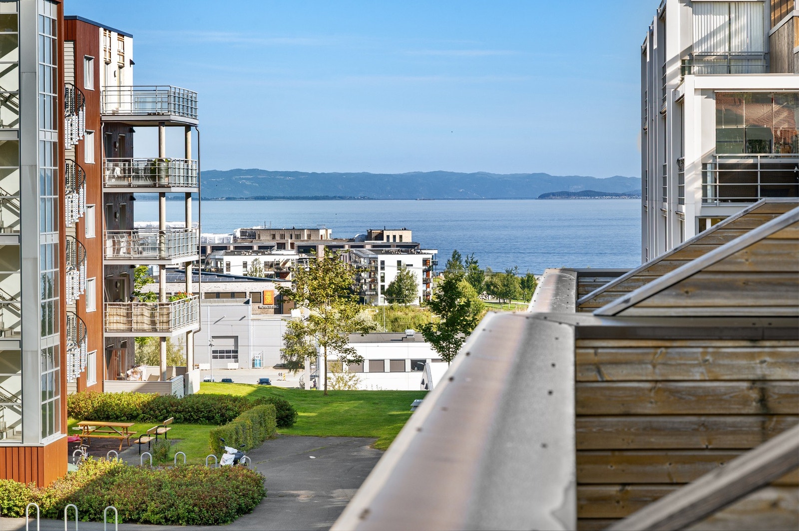 Fantastisk utsikt mot Grillstadfjæra og Trondheimsfjorden - En utsikt som virkelig må oppleves. Galleribilde