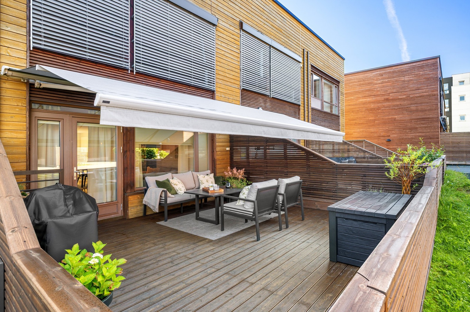 Terrassen er meget romslig og måler hele 25m². Galleribilde