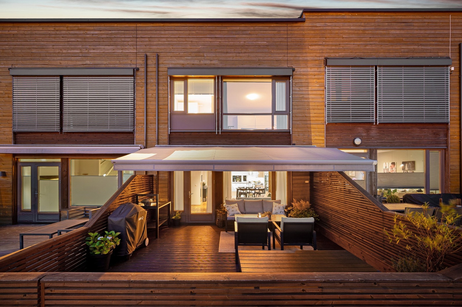 Det er etablert en markise for ekstra solskjerming, samt elektrisk solskjerming i 2. etasje som styres enkelt via fjernkontroll. Galleribilde