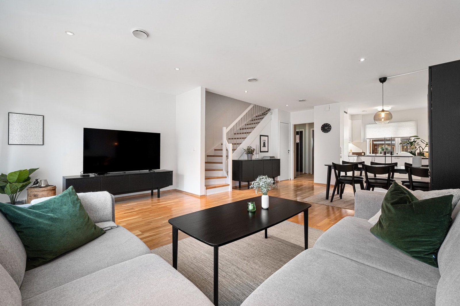 Boligen holder en særdeles god teknisk standard, som bekreftes av takstmann som har gitt tilnærmet alle punkter TG1/0. Galleribilde