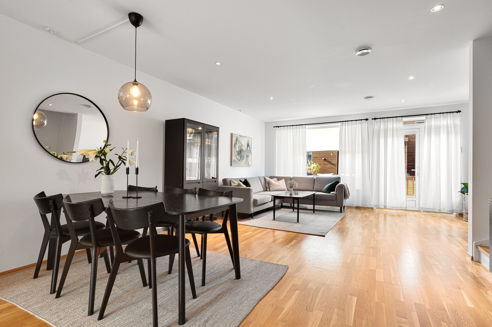 Lys og romslig stue på hele 35,6m² med ypperlige møbleringsmuligheter. Galleribilde