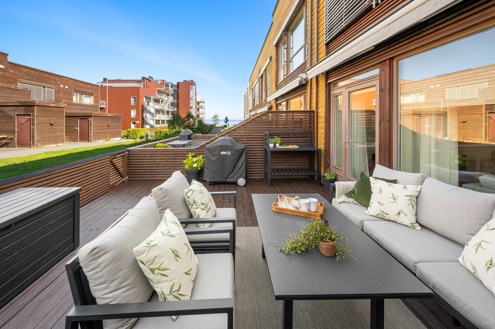 Boligen ligger vendt ut mot frodige grøntareal uten trafikk. Nabolaget beskrives som rolig og inkluderende. Galleribilde