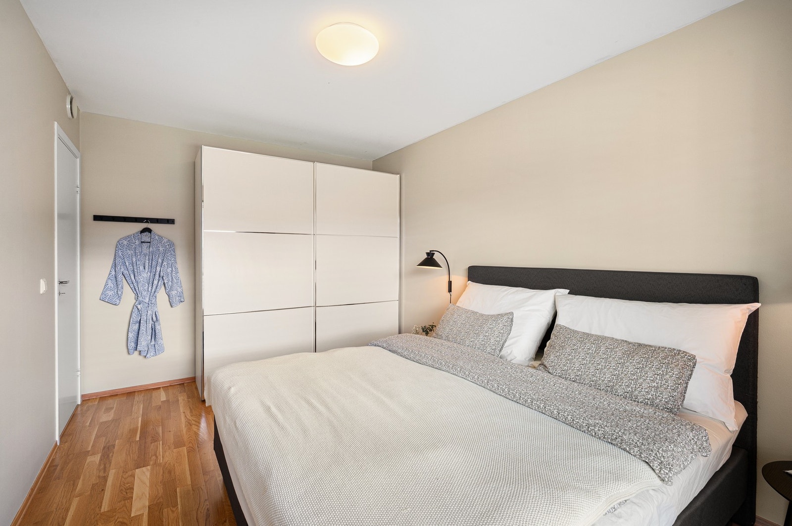 God plass til både dobbeltseng og garderobeløsning. Galleribilde