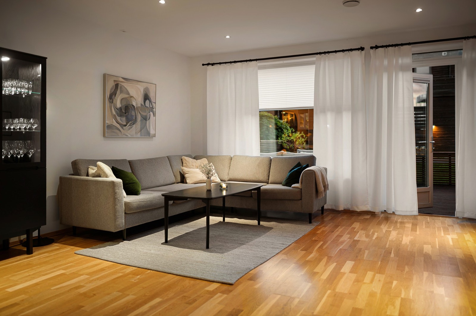 En gjenganger i etasjen er boligens store vindusflater som slipper inn rikelig med naturlig lys og bidrar til en god og avslappet atmosfære. Galleribilde