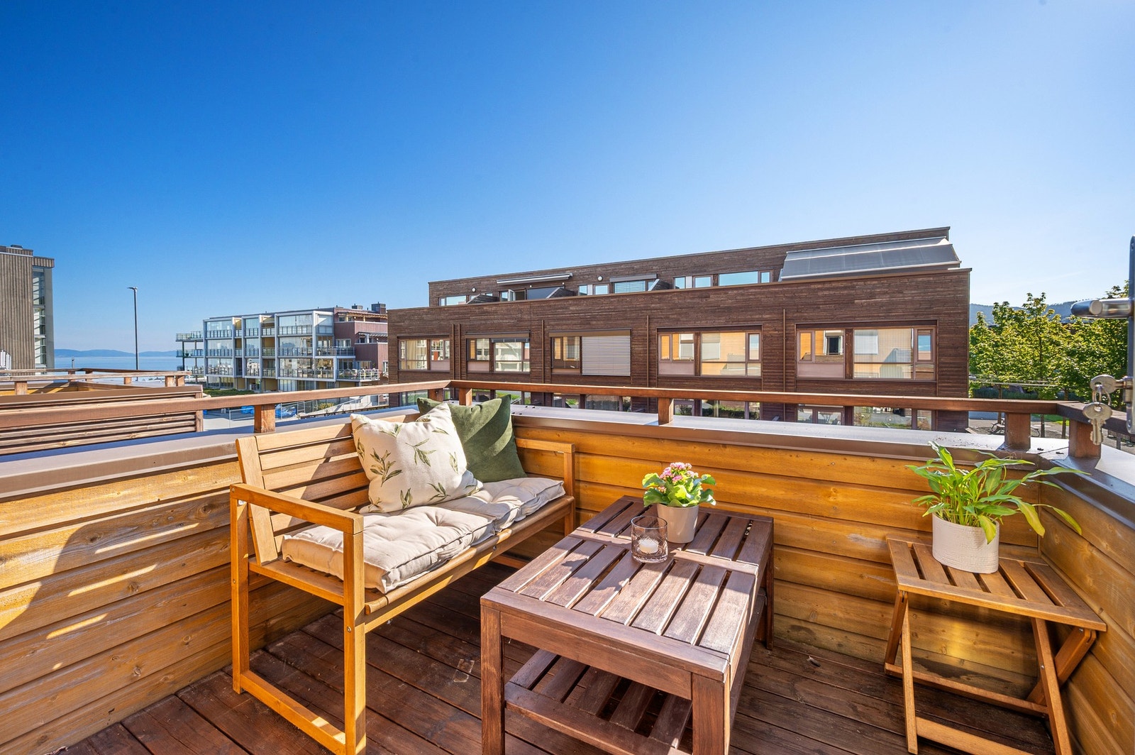 Fra soverommet har man utgang til en hyggelig balkong på 4m² hvor morgensolen kan nytes med en god kaffekopp. Finnes det noen bedre start på morgenen? Galleribilde