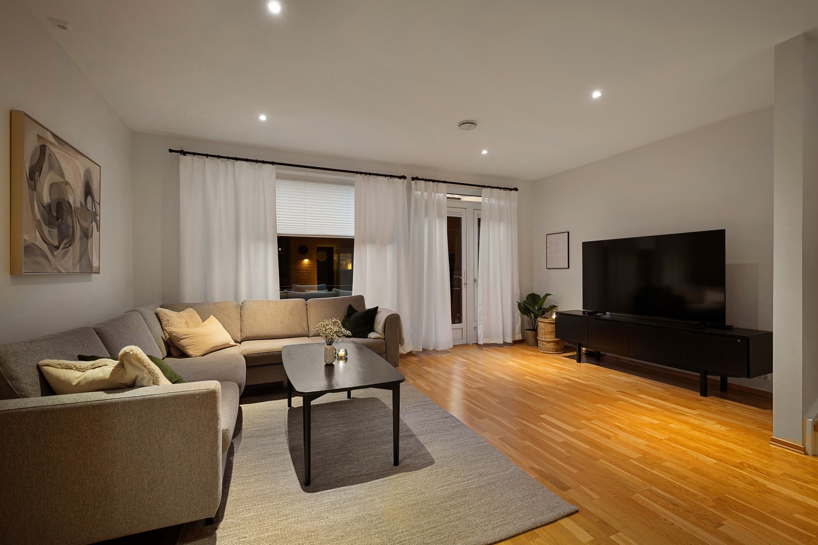 Fra stuen har man utgang til en herlig vestvendt terrasse. Galleribilde