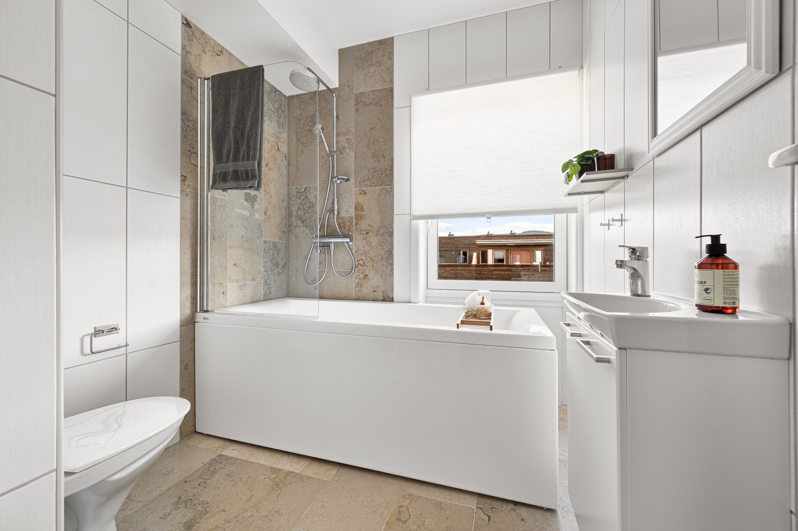 Pent flislagt bad på 4,3m² i stilren utførelse. Galleribilde