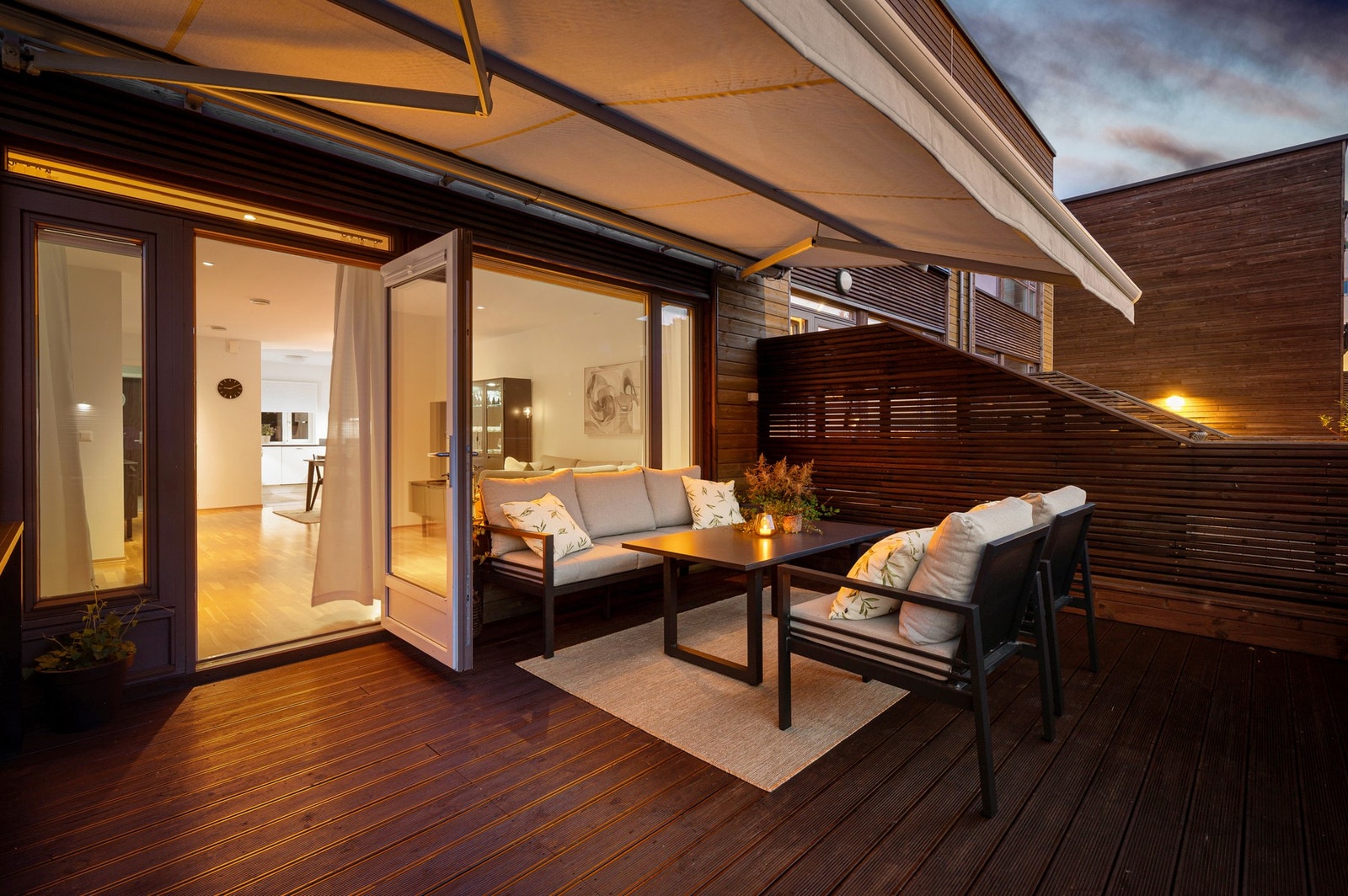 Her er alt lagt til rette for å nyte gode stunder på dag og kveldstid. Terrassen har også fantastiske sol- og utsiktsforhold. Galleribilde