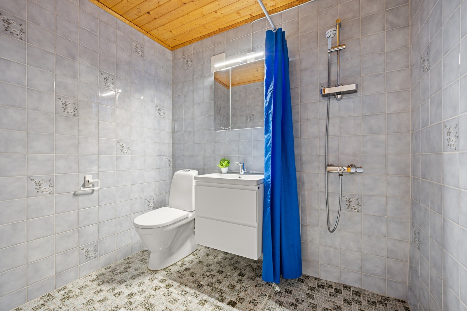 Badet i underetasjen med flislagt gulv med varme og flislagte vegger - Badet er ikke tegnet inn på de originale tegningene og det er heller ikke søkt om bruksendring hos kommunen Galleribilde