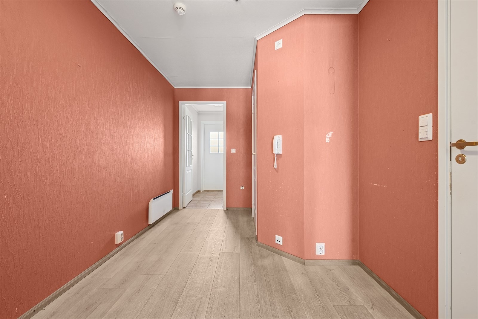 Entréen/hallen gir et fint førsteinntrykk med fliser. Her er plass til å henge fra seg yttertøy og sko. Galleribilde