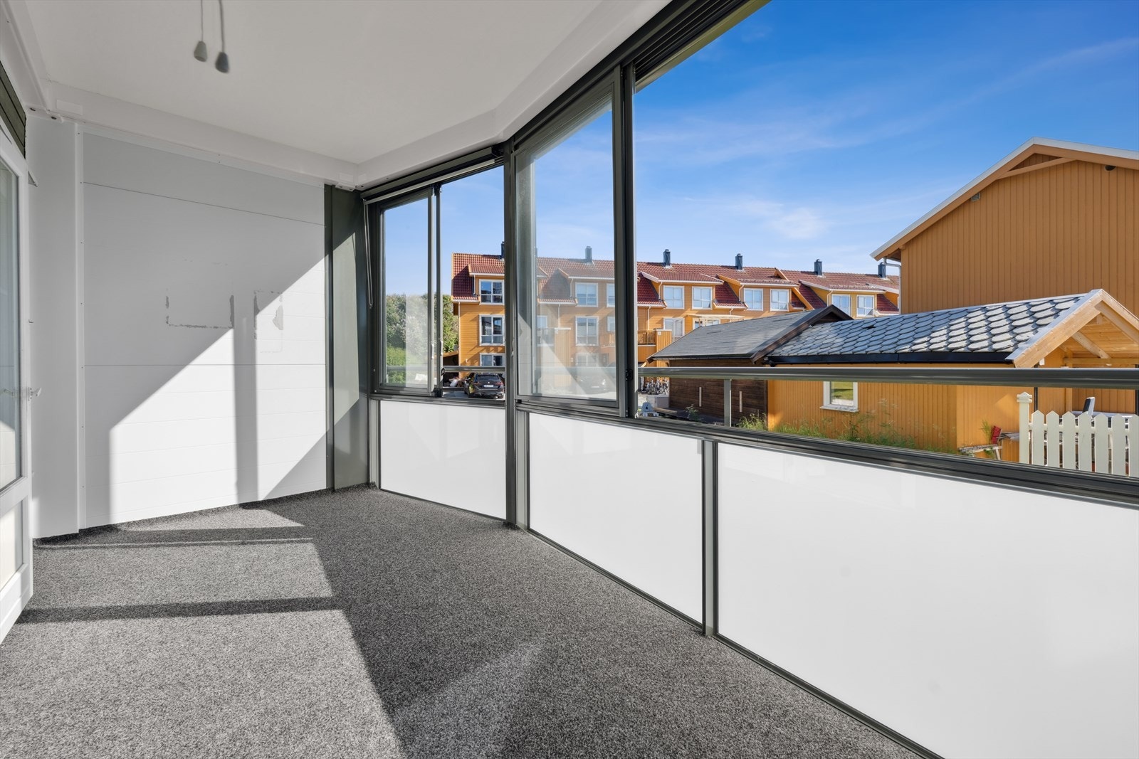 Her er det god plass til diverse utemøblementer. Galleribilde