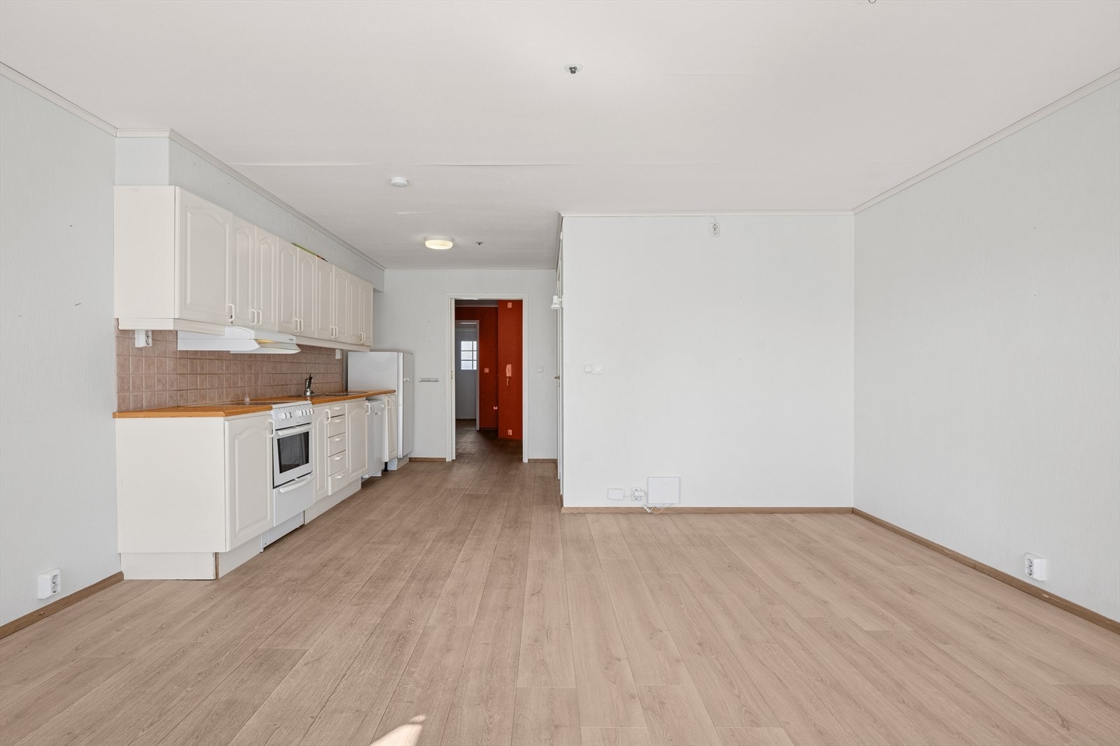 Kjøkkenet er videre utstyrt med komfyr og stekeovn, samt en komfyrvakt for økt sikkerhet. På høyre side står et frittstående kjøleskap. Galleribilde