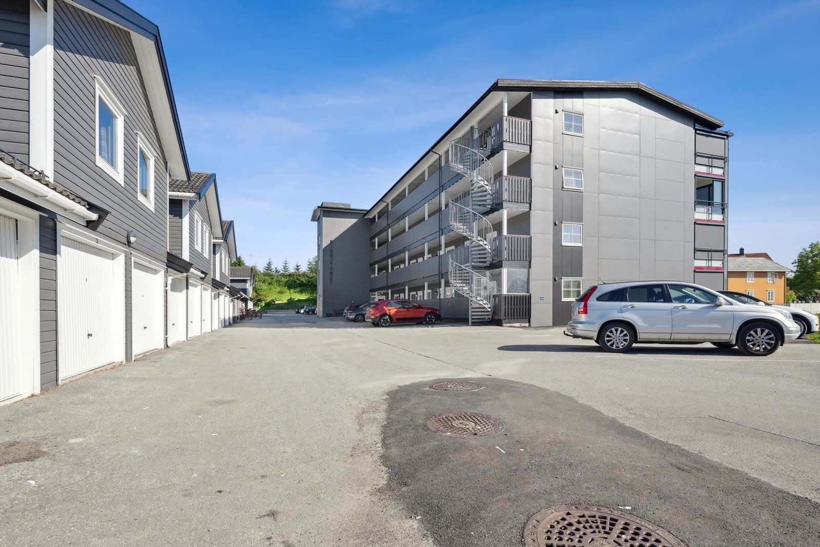 Parkering på felles biloppstillingsplass. Galleribilde