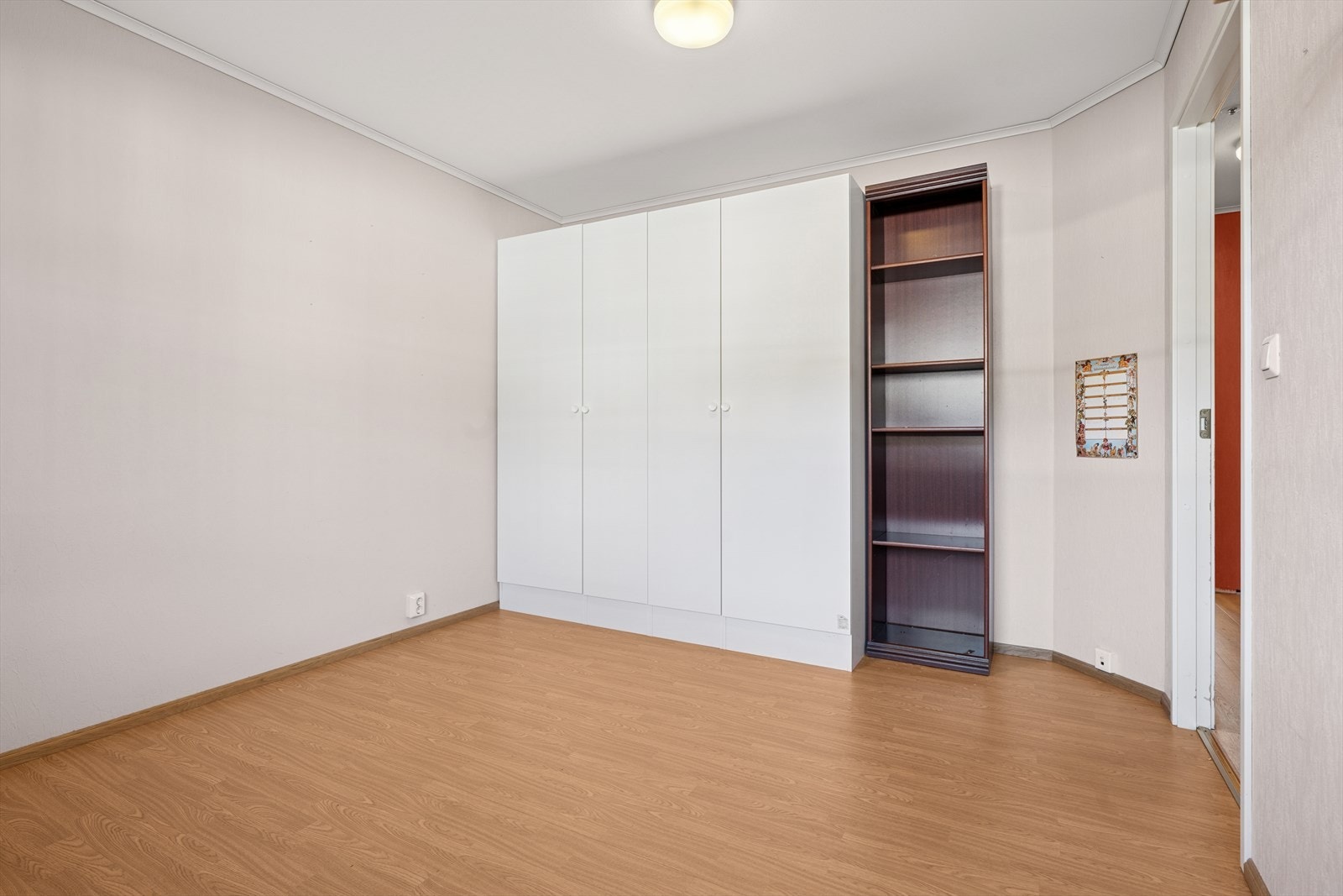 Rommet har god plass til oppbevaring i garderobeskap. Galleribilde