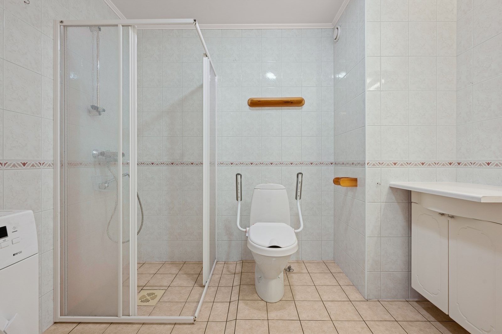 Badet er fra byggeåret og har en funksjonell og praktisk utforming. Galleribilde