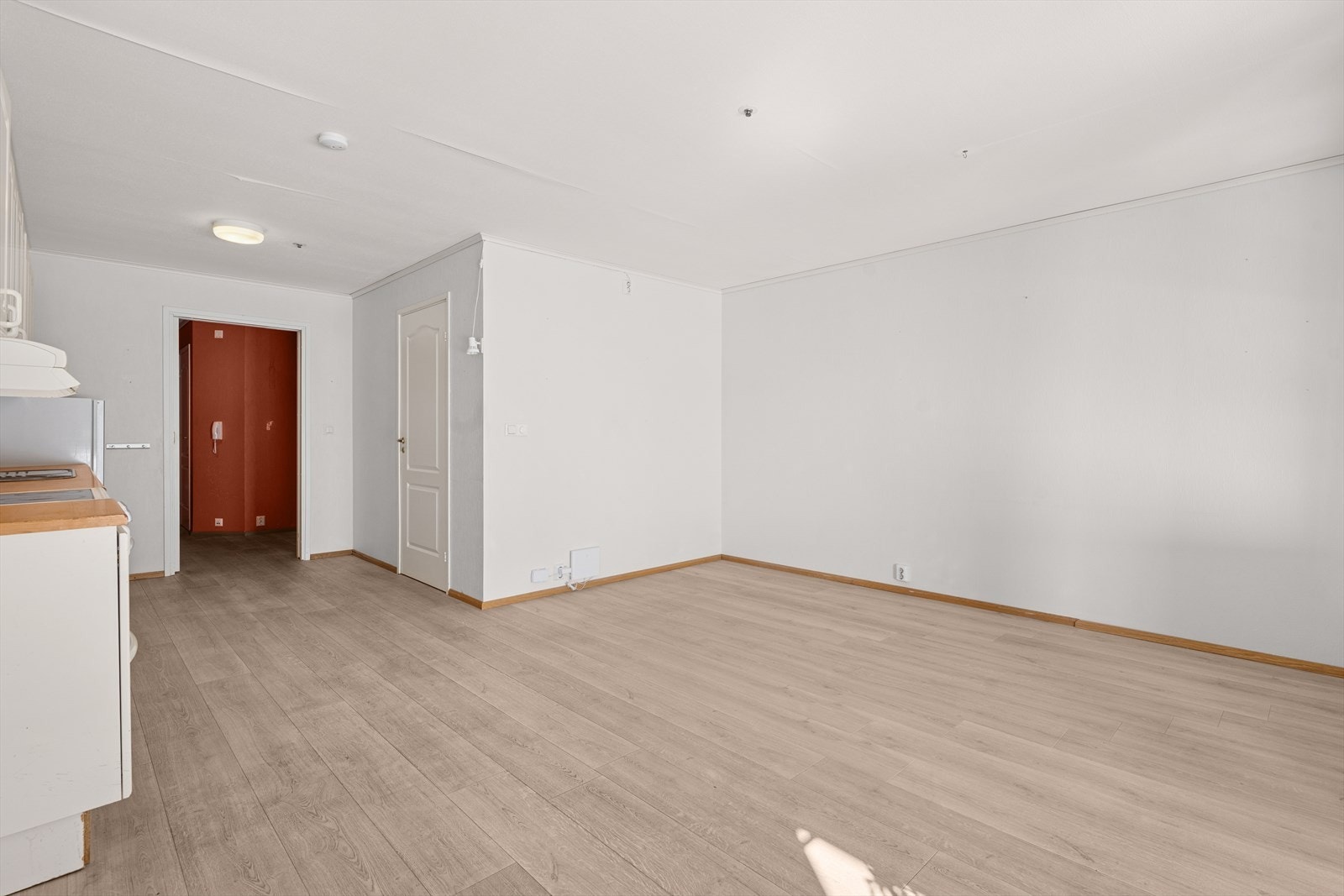 Stuen er lys og luftig. Rommet har flere innredningsmuligheter og god plass til både sofa og spisegruppe. Galleribilde