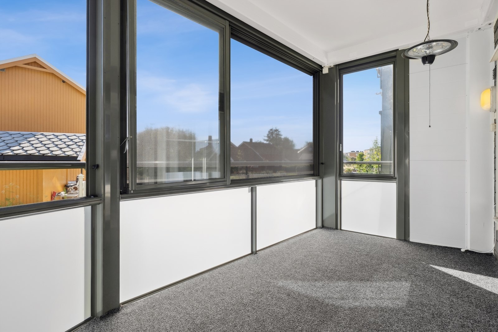 Den innglassede balkongen og har vinduer man kan skyve helt opp, samt solskjerming. Galleribilde