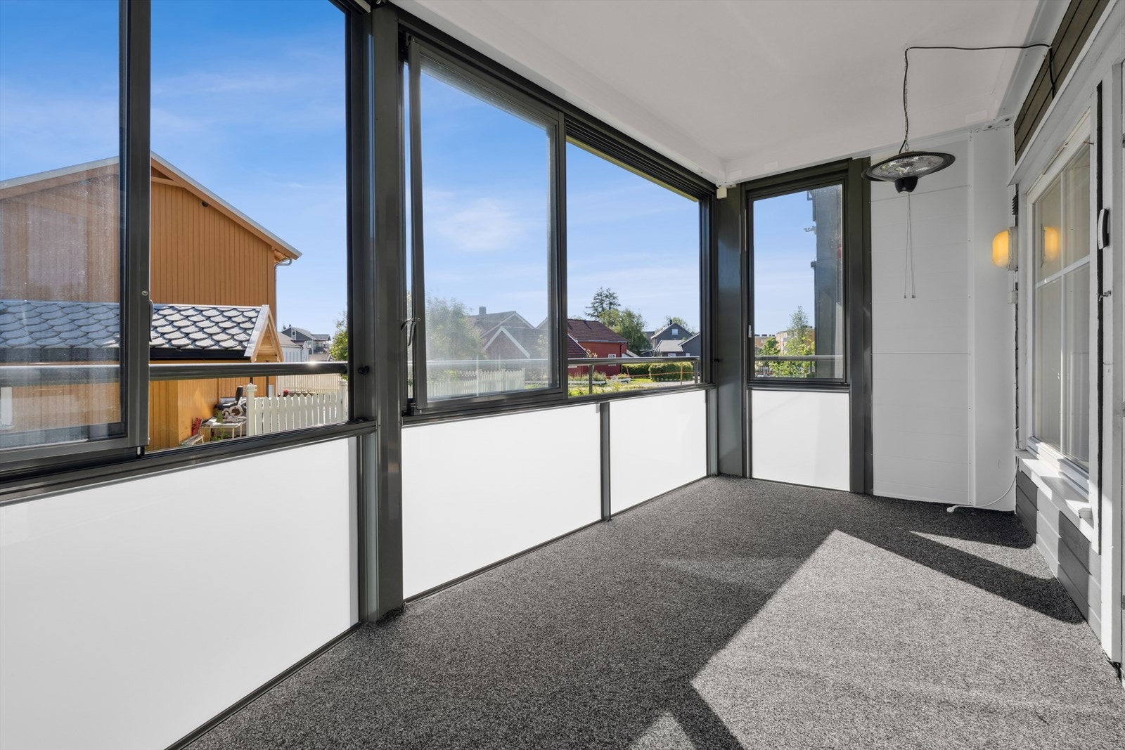 Fra stuen er det utgang til en stor innglasset balkong på 11 kvm. Galleribilde