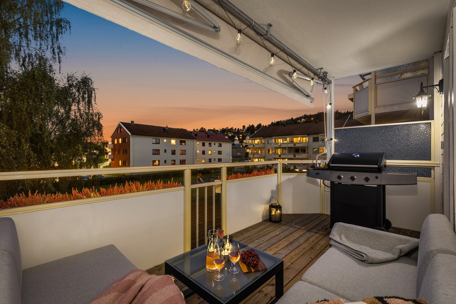 Fra stuen er det utgang til en overbygd balkong på ca. 9 kvm, oppgradert med nye terrassebord og panelen ble malt i 2022. Galleribilde