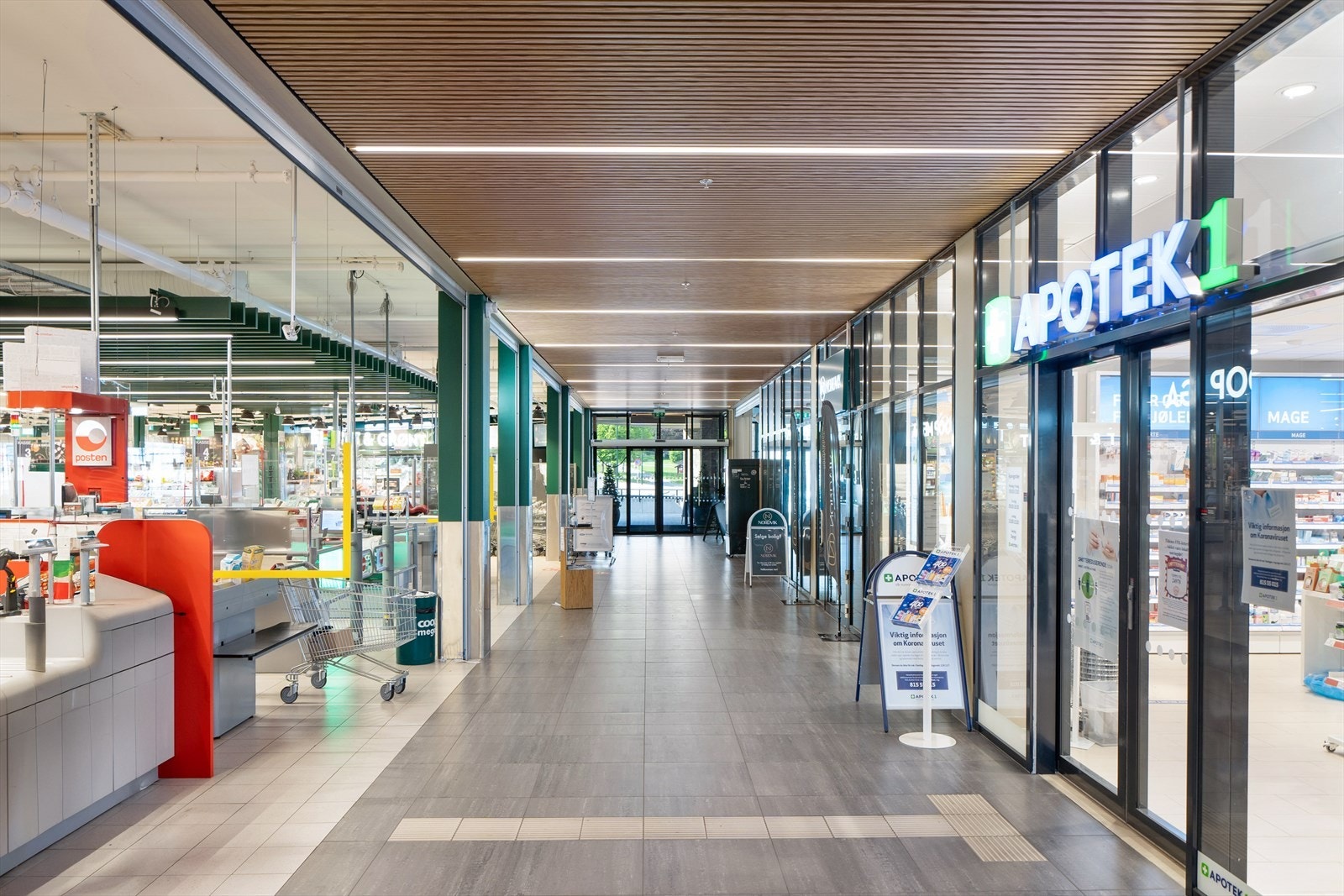 Dagligvarehandelen gjør du enkelt på Coop Mega, kun 100 meter fra boligen. Her finner du også apotek, frisør, legesenter, blomsterbutikk, fast-food, kafé med mer. Galleribilde