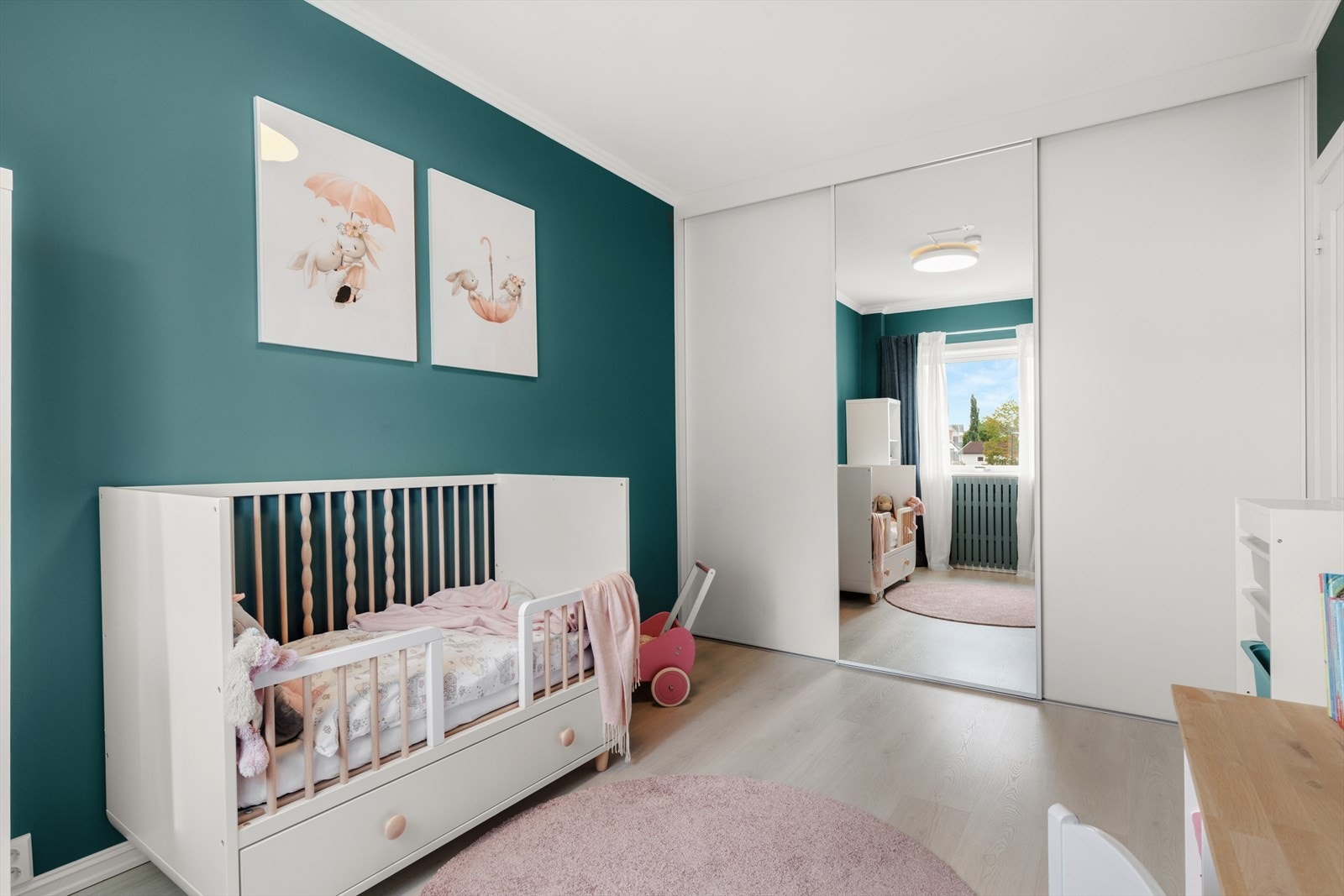 Praktisk skyvedørsgarderobe med gode oppbevaringsmuligheter. Galleribilde