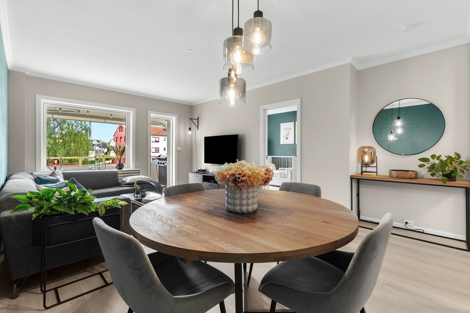 Spiseplass med plass til flere rundt bordet. Galleribilde