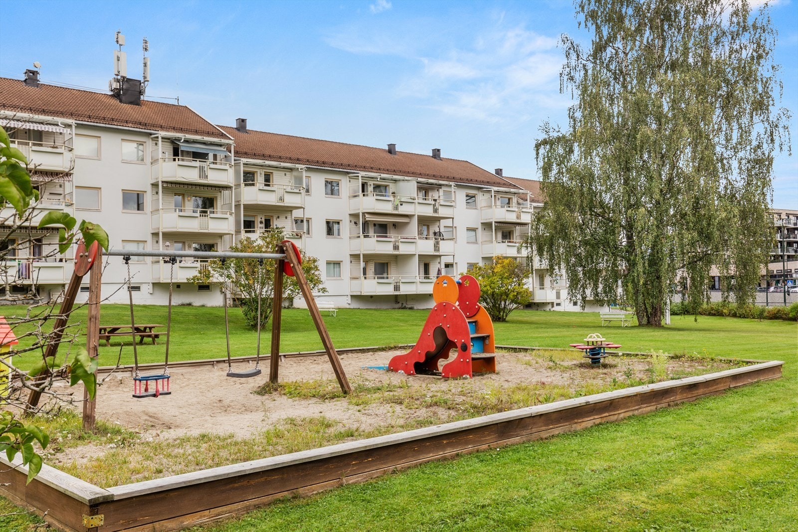 Borettslaget har en felles lekeplass og grillplass med bord, benker og tønnegrill ved lekeplassen. Galleribilde