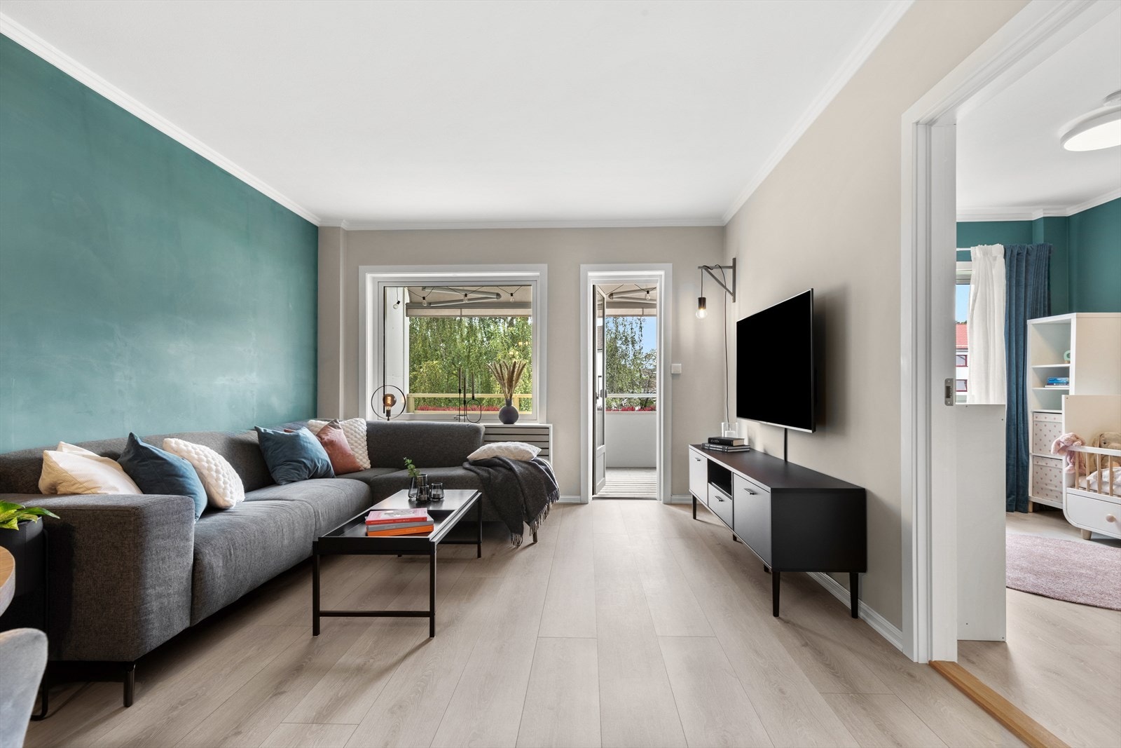 Stuen er et lekkert allrom med stort vindu i front. En glassdør fører ut til balkongen, og sommerstid er det hyggelig å trekke ut for både avslapning og middager i varmen. Galleribilde