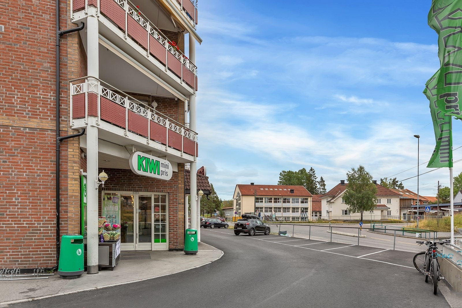 På andre siden av togstasjonen finnes det Kiwi, restaurant, frisør med mer. Galleribilde