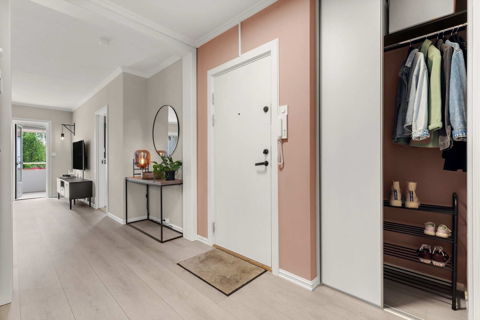 Leiligheten ligger i andre etasje og har adkomst via en felles trappeoppgang. Innbydende entré med 1-stavs laminatgulv og malte veggflater. Galleribilde