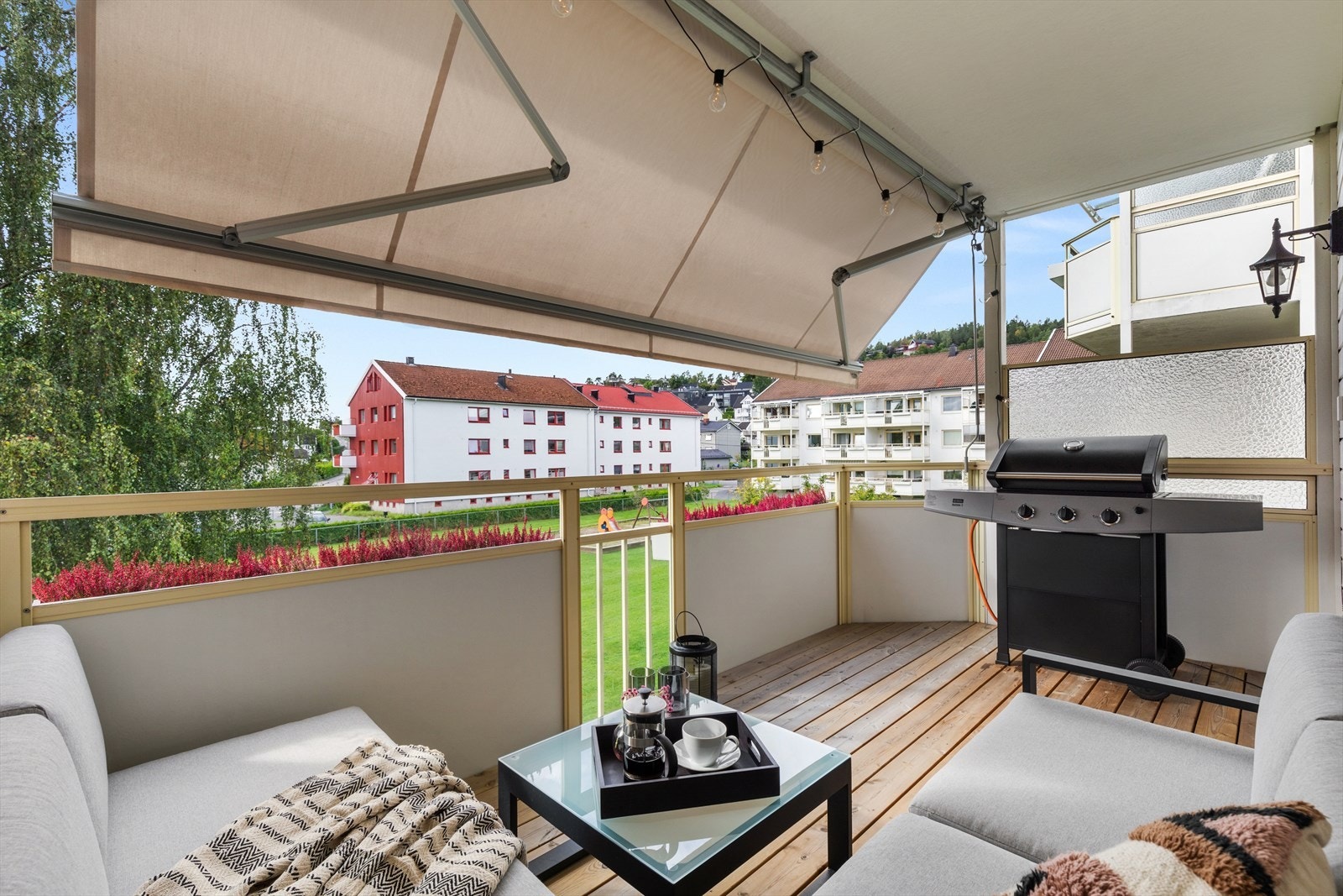 Balkongen har god plass til sittegruppe, grill ol. Det er montert markise, utebelysning og stikk. Galleribilde