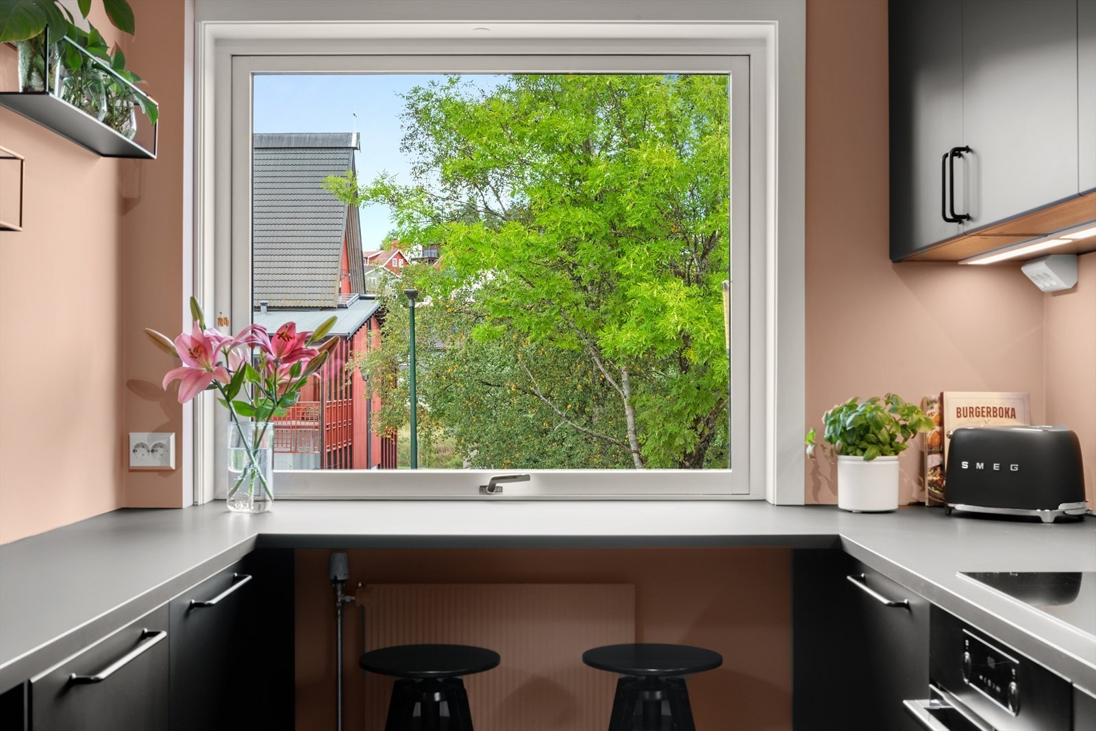 Ved vinduet er det rom for en hyggelig, liten spiseplass, perfekt for rolige morgenstunder med kaffekoppen i hånda. Galleribilde