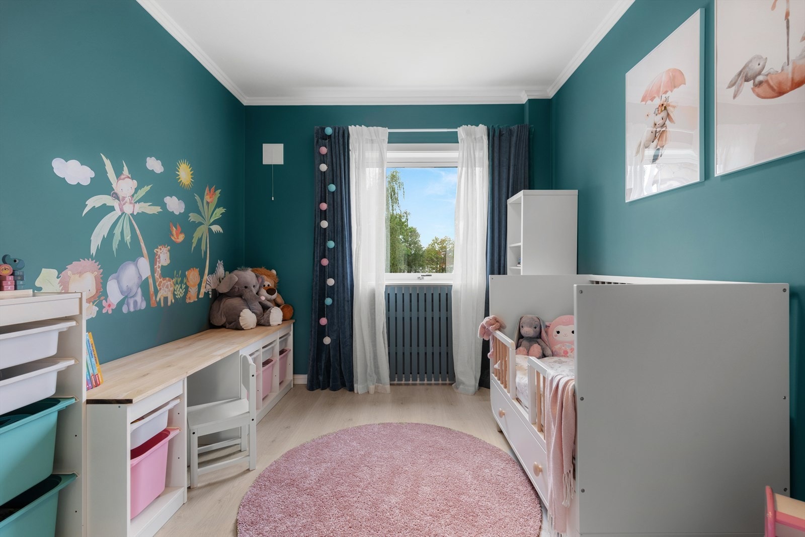 Romslig soverom med en stor skyvedørsgarderobe, ypperlig for barnerom. Galleribilde