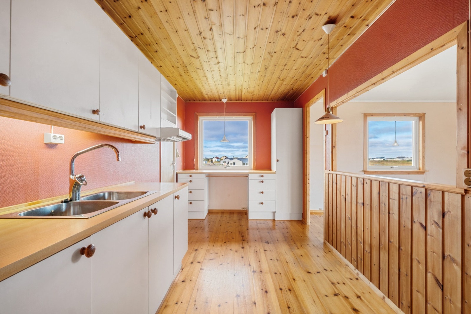 Rommet gir et funksjonelt arbeidsområde og fremstår velholdt for alderen. Galleribilde