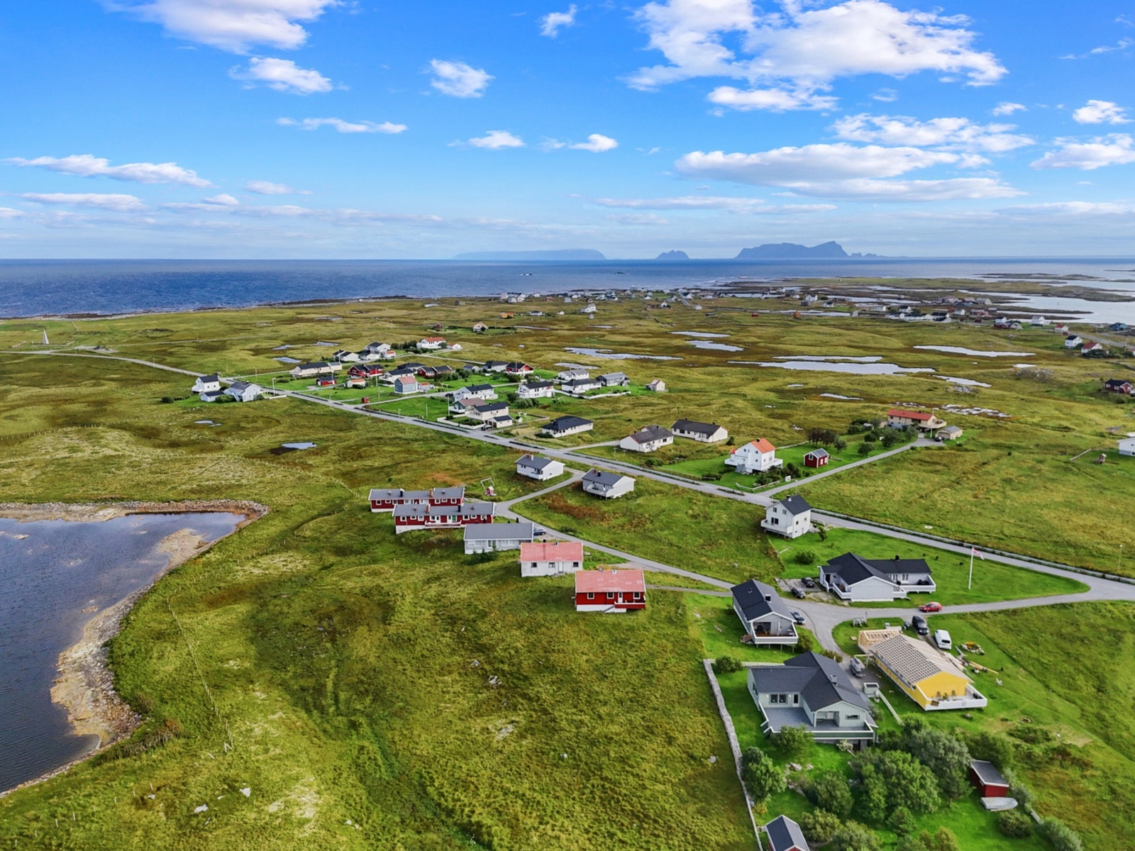 Røst er kjent for sitt unike kystmiljø med spektakulær natur, rikt fugleliv og nærhet til havet. Galleribilde