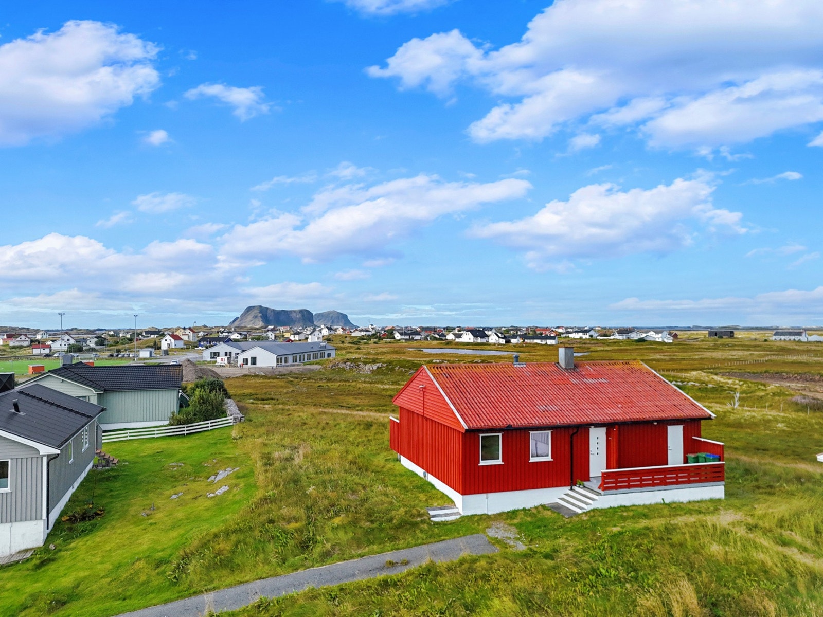 Eneboligen ligger fint til med gode sol- og lysforhold. Galleribilde