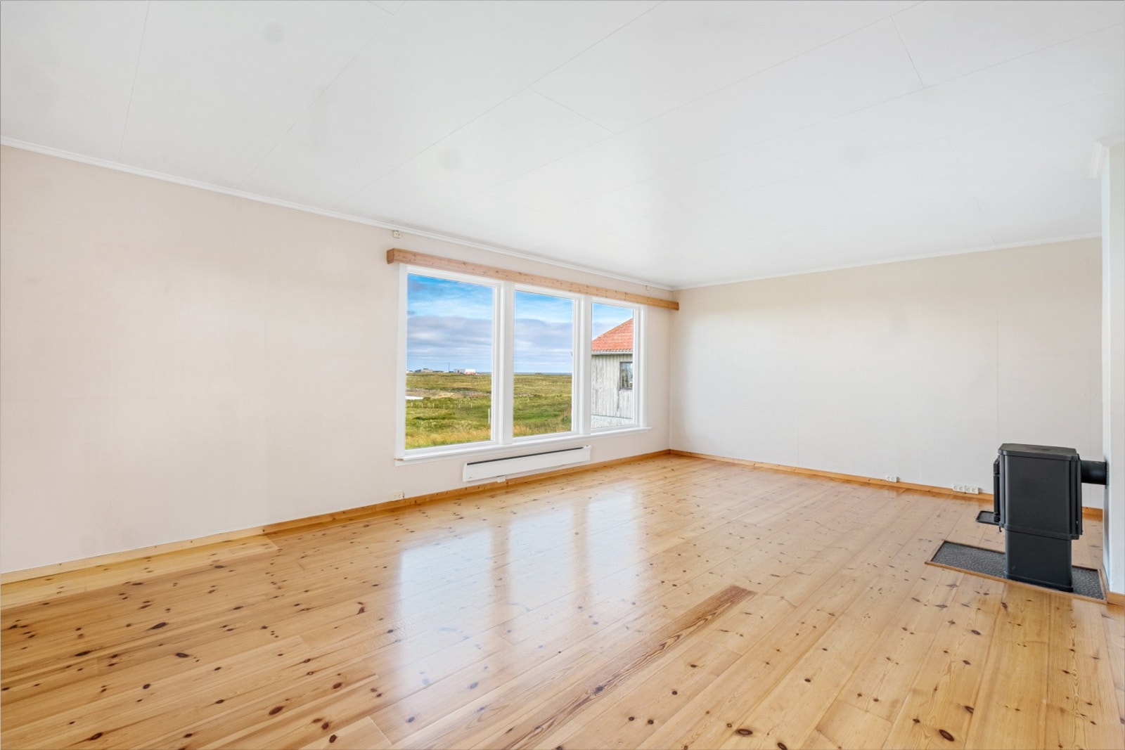 Gode vindusflater som slipper inn rikelig med naturlig lys Galleribilde