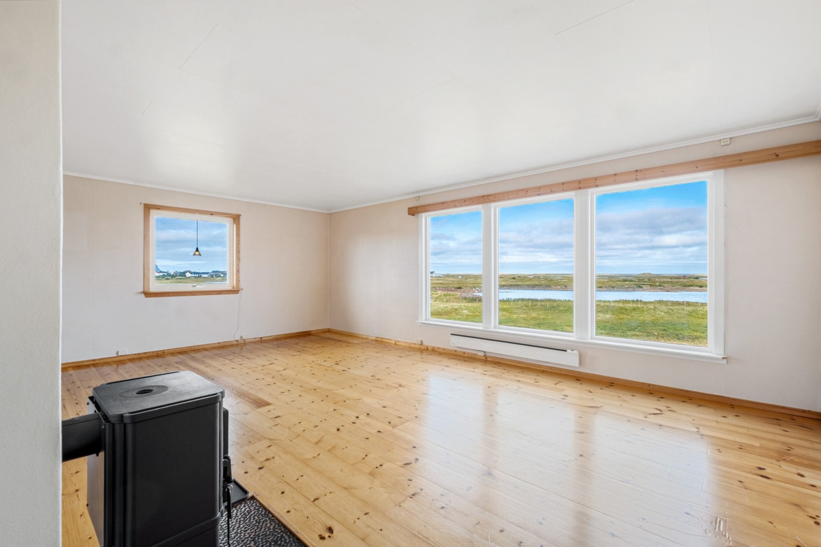 Boligen har vedovn for de kalde vinterdagene eller for kosens skyld. Galleribilde