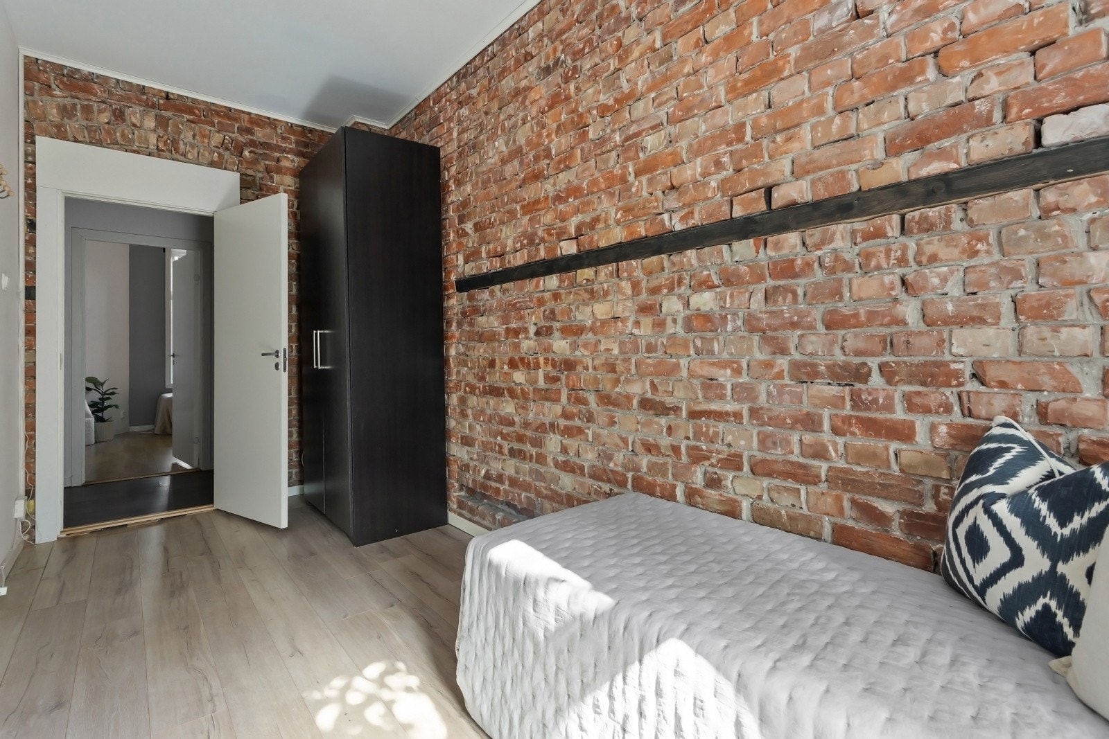 Soverom 5 - Det er god plass til seng og garderobeløsninger i hvert rom. Galleribilde